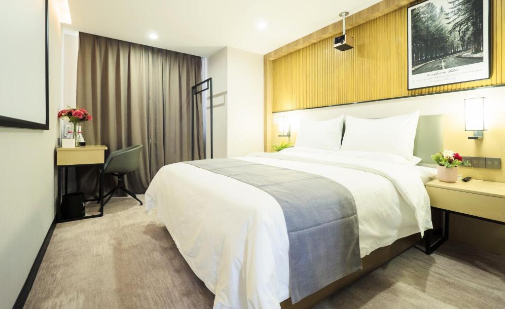 Postel nebo postele na pokoji v ubytování The Best Time Hotel Pazhou-Free shuttle bus for canton fair
