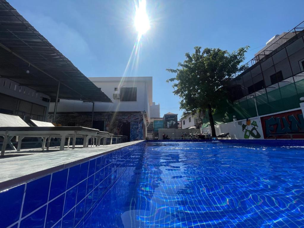 una grande piscina blu con il sole sullo sfondo di Vientiane Garden Hostel a Vientiane