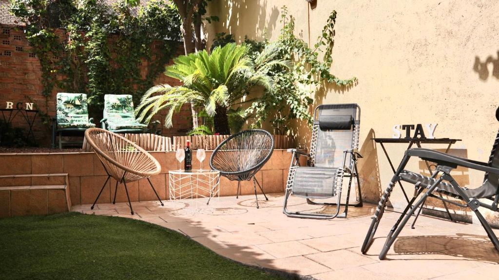 eine Terrasse mit 2 Stühlen und einem Tisch in der Unterkunft apartment next to park guell in Barcelona