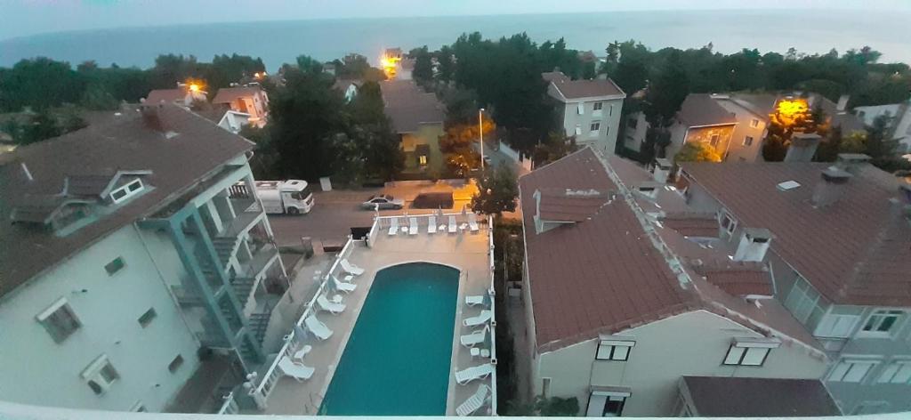 eine Luftansicht auf eine Stadt mit Gebäuden und einem Pool in der Unterkunft SANCAK HOTEL in Büyükçekmece