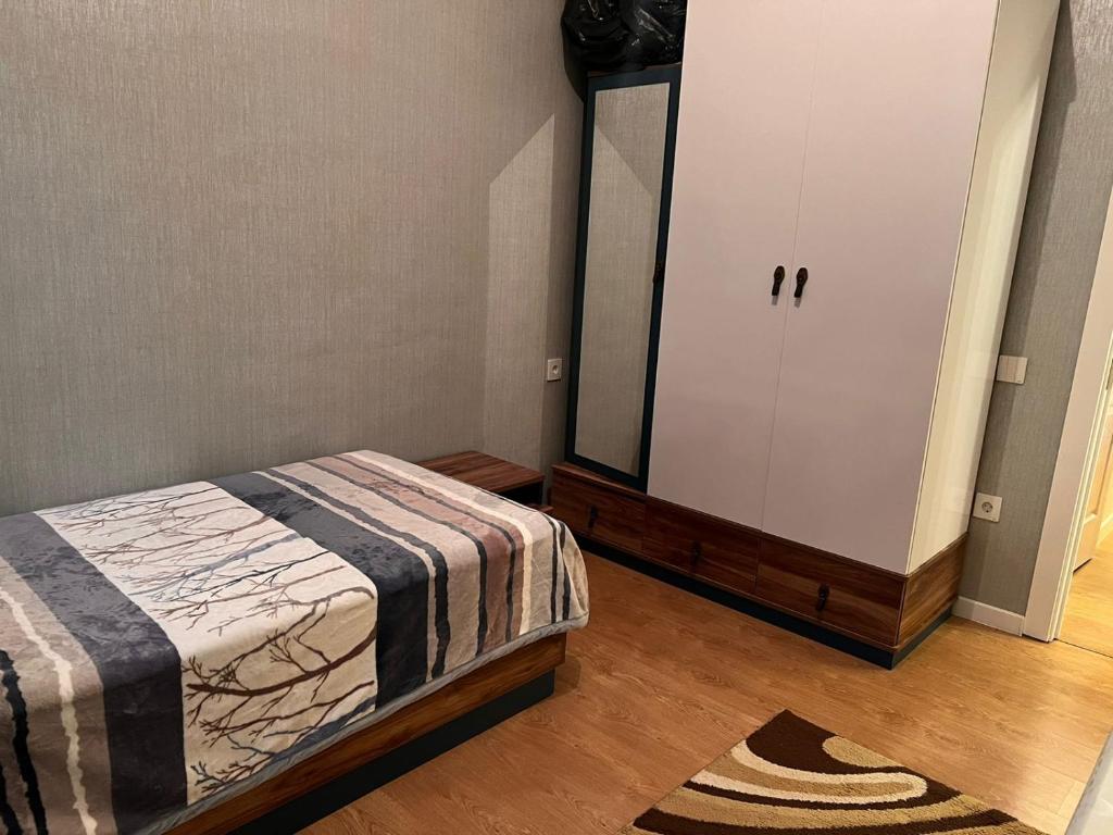 Una cama o camas en una habitación de Apartment Samir mida