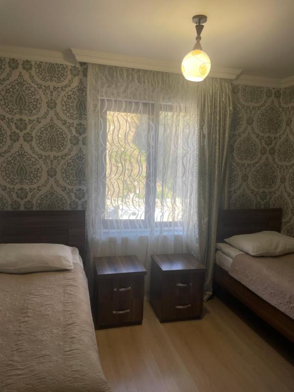 Postel nebo postele na pokoji v ubytování Hotel-Cafe Koshki Ushguli