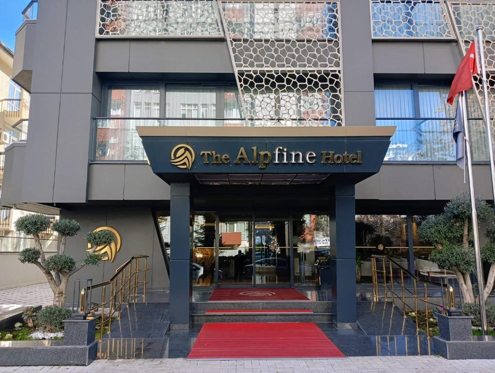 The Alpfine Hotel في أنقرة: مدخل الفندق مع وجود لافته مكتوب عليها فندق الطيران
