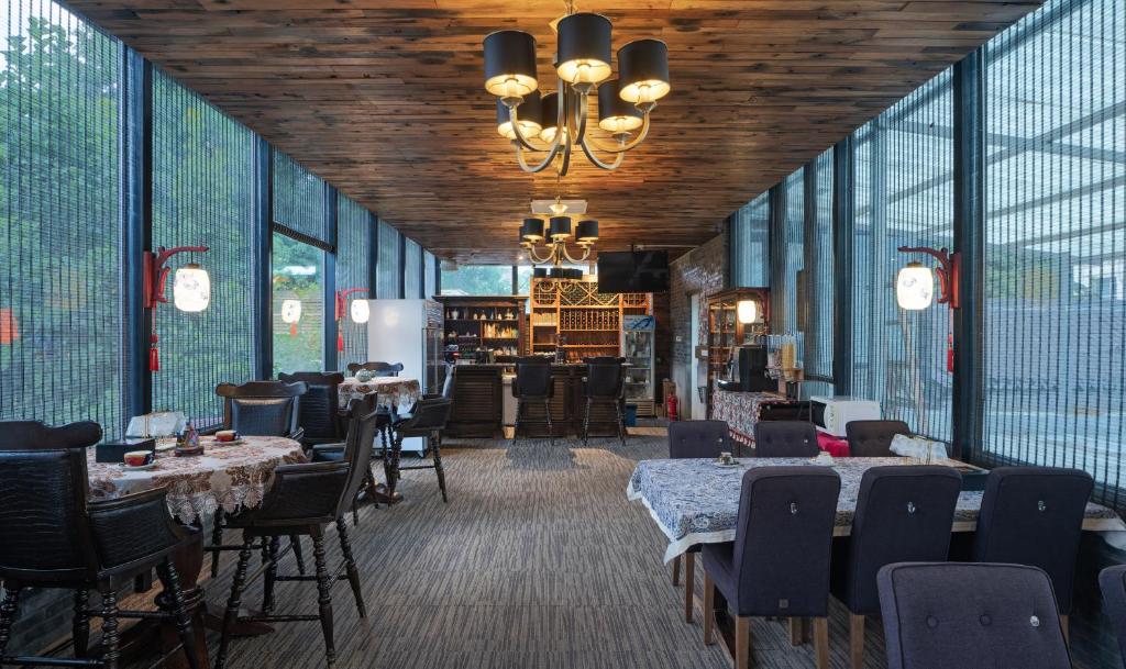 Restaurace v ubytování Hotel Cote Cour Deductive Beijing - Quadrangle close to Tiananmen Square & Forbidden City & Nanluoguxiang, Walk to Wangfujing, English speaking, Free WiFi, Free Laundry, Free Wonton & Noodles with Tour ticket service, Free selfies with ancient costume