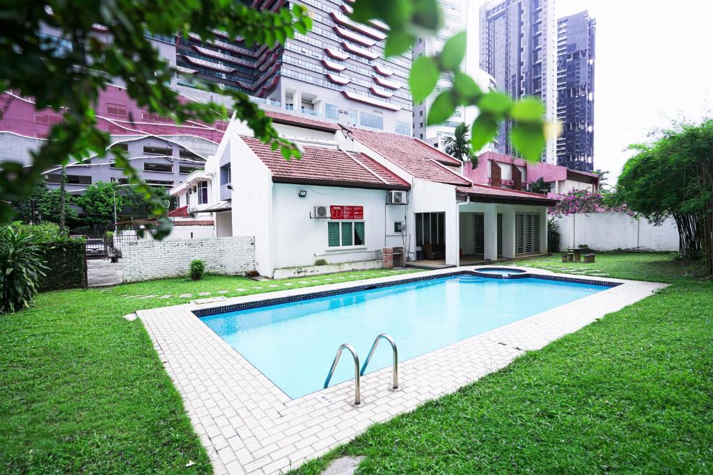 een zwembad in de tuin van een huis bij AU 27pax Bungalow with Pool Table & Swimming Pool in Kuala Lumpur