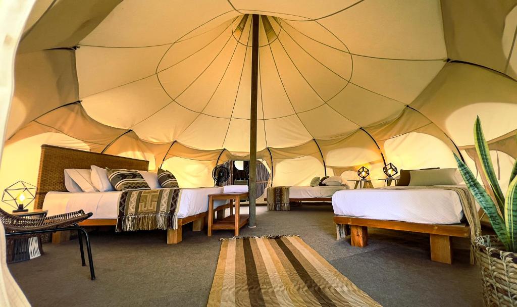 ein großes Zelt mit 2 Betten und einem Tisch in der Unterkunft Cabañas Tequendama Playa Arrecifes Parque Tayrona in El Zaino
