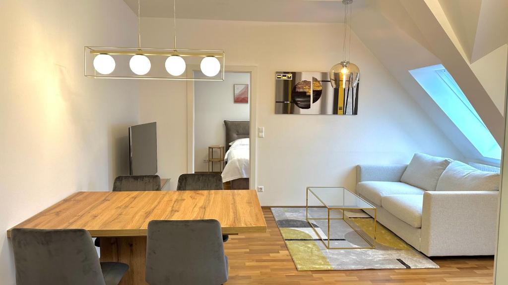 uma sala de estar com uma mesa e um sofá em City Apartment Sankt Pölten em Sankt Pölten