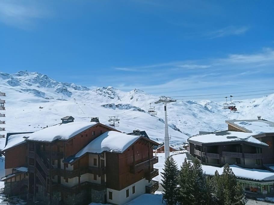 una estación de esquí con montañas cubiertas de nieve en el fondo en Val Thorens Studio 2 personnes et balcon Plein Sud en Val Thorens