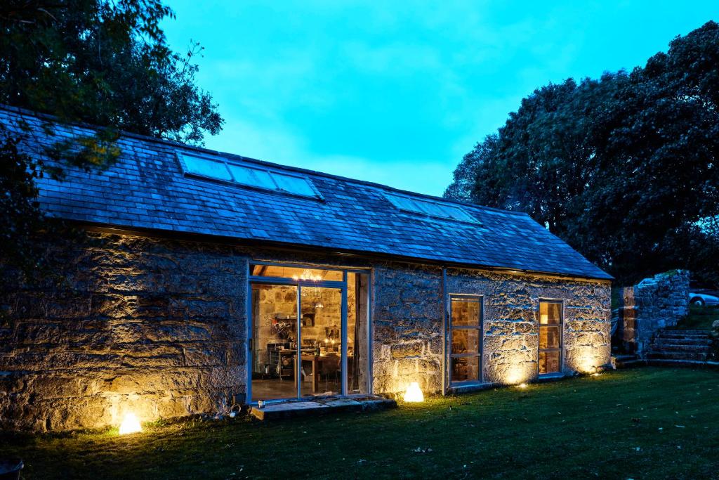 una casa de piedra con luces en el patio en Crab Lane Studios en Carlow
