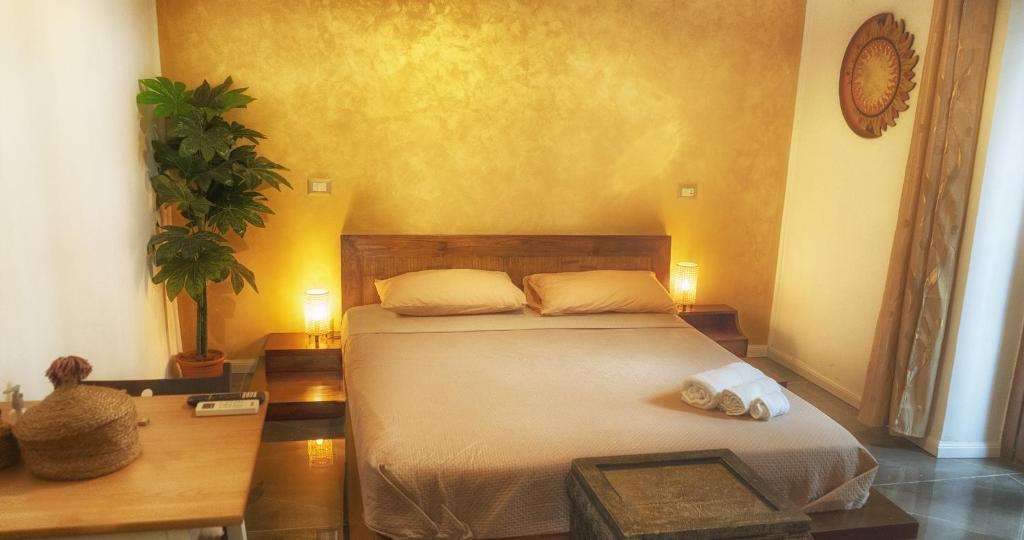 1 dormitorio con 1 cama con 2 toallas en Your home in Rome, en Roma