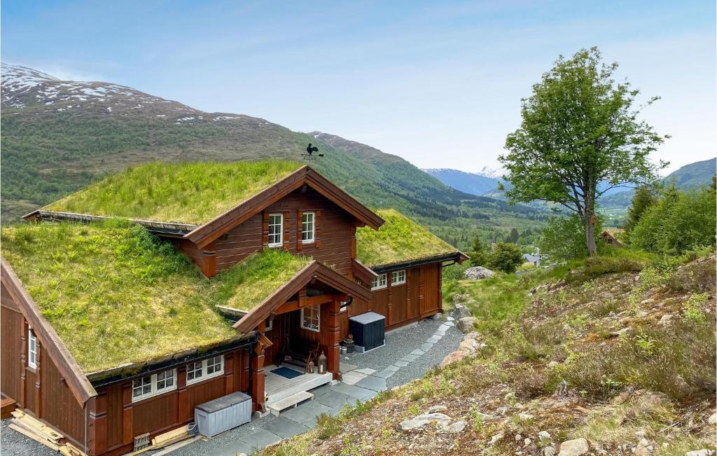 dom z dachem trawy na górze w obiekcie 4 Bedroom Awesome Home In Nordfjordeid w mieście Nordfjordeid
