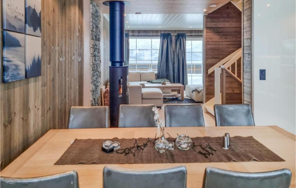 jadalnia ze stołem i krzesłami w obiekcie Amazing Home In seral With House A Mountain View w mieście Åseral