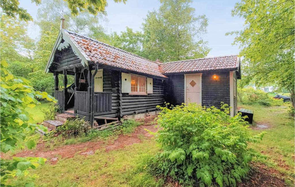 a small wooden house with a porch and a yard at 2 Bedroom Beautiful Home In Hr in Höör