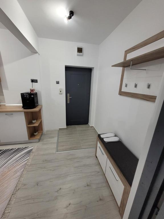 Cette chambre dispose d'un couloir avec une porte noire. dans l'établissement Apartament cu 1 camera, à Zalău