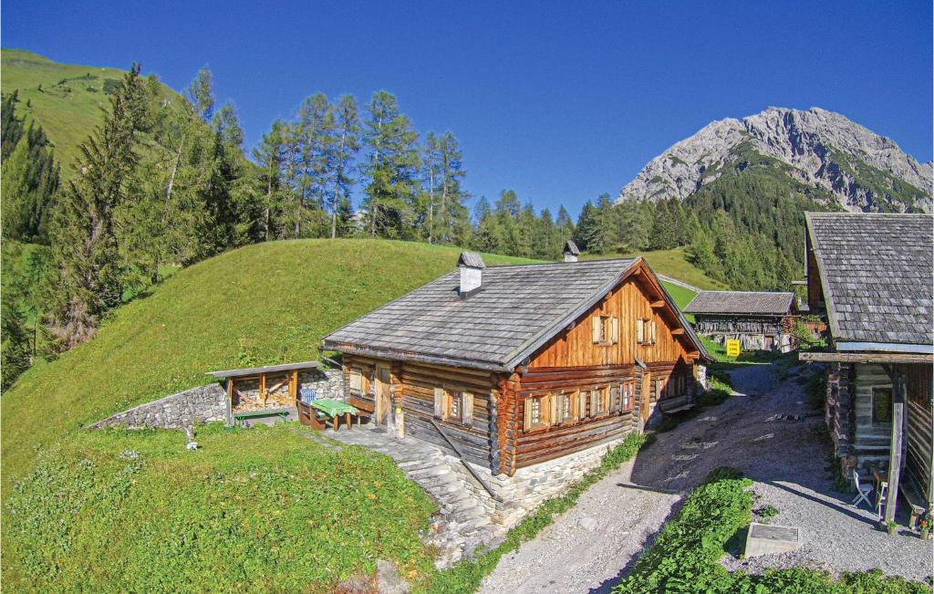 una gran casa de madera con una colina de hierba en Stunning Home In Boden With Kitchen, en Boden