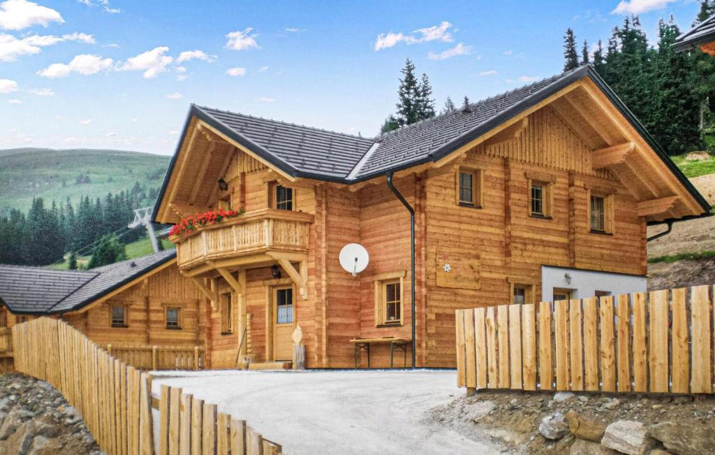 una gran casa de madera con una valla de madera en Amazing Home In Schnberg Lachtal With Sauna, en Lachtal