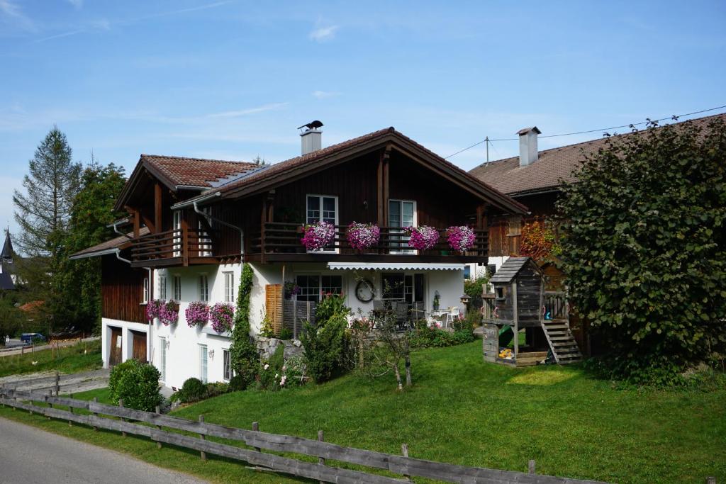 una casa con flores en la parte delantera en Ferienwohnung Stuimändle en Obermaiselstein
