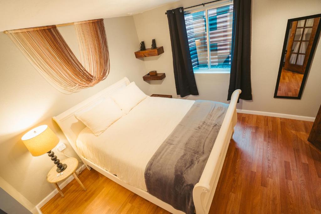 Voodi või voodid majutusasutuse Windsor Retreat Private Basement Suite toas