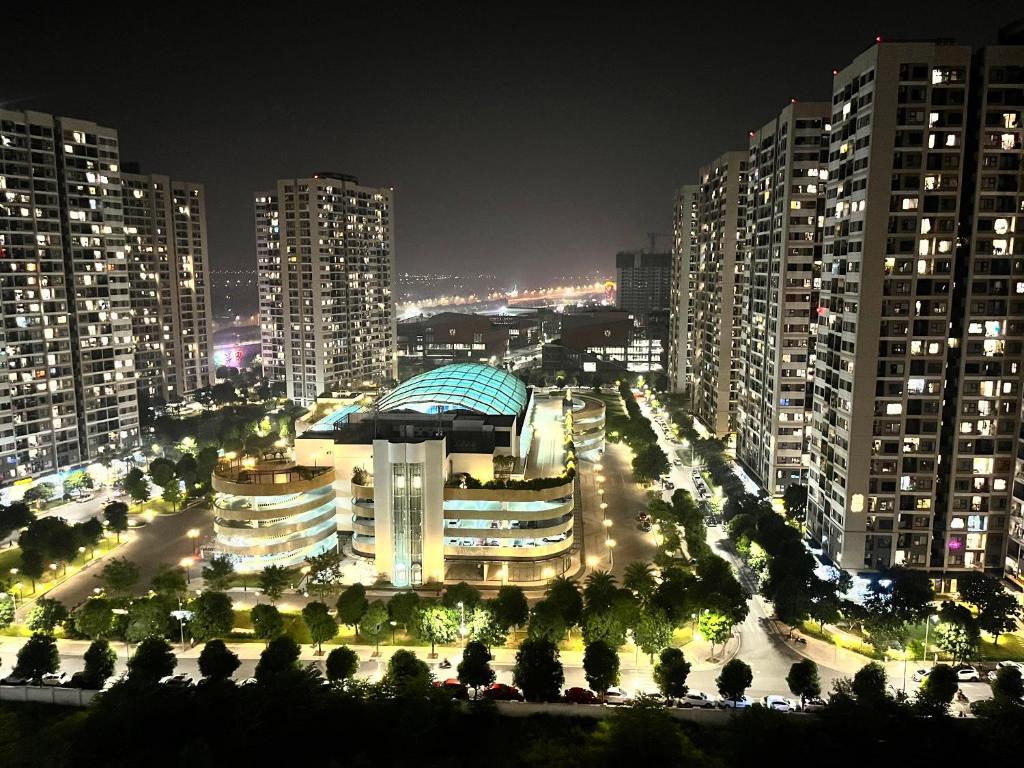 um grande edifício numa cidade à noite em Sky home em Gia Lâm Pho