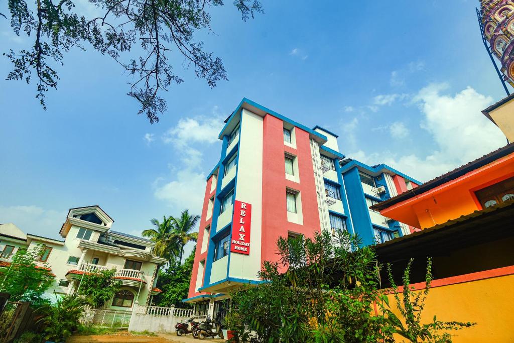 un bâtiment avec un panneau sur son côté dans l'établissement Relax Holiday Home,Margao Railway Station, à Madgaon