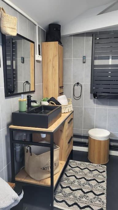 Kuchyň nebo kuchyňský kout v ubytování Gîte La Fontaine des Prés
