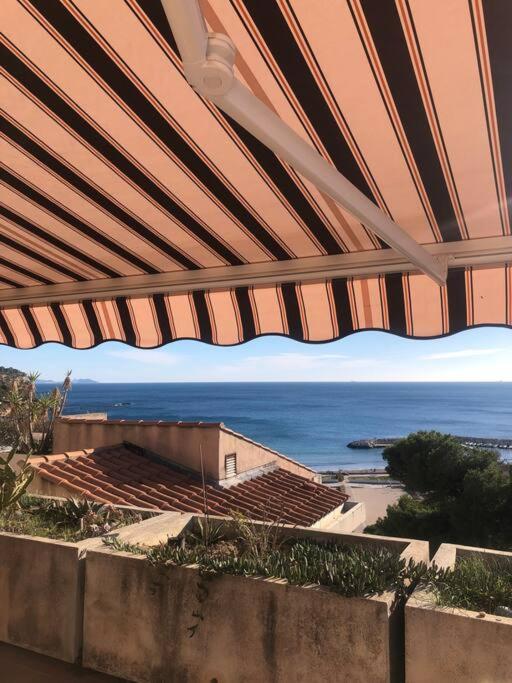 - une vue sur l'océan depuis la terrasse dotée d'un parasol dans l'établissement Beau T3 face Rouet plage avec garage, à Carry-le-Rouet