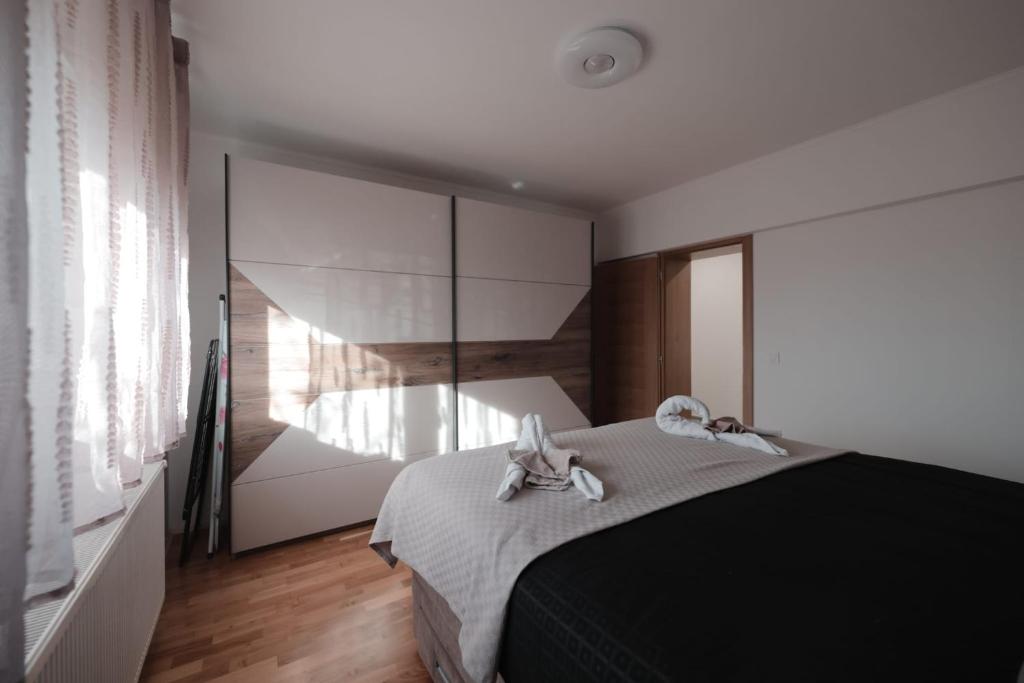 Apartmani Vinea Lana في Vrbovec: غرفة نوم بسرير كبير عليها مناشف