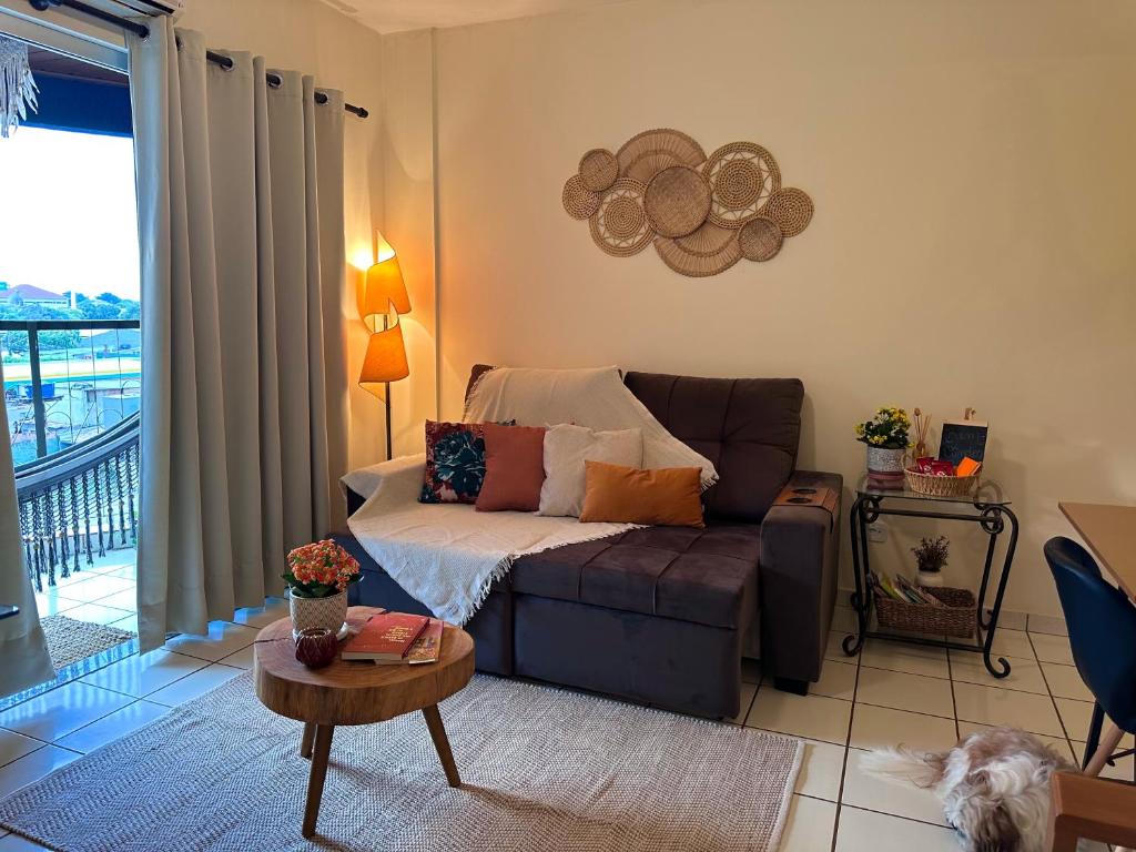 博尼圖的住宿－Apê Central Bonito，客厅配有沙发和桌子