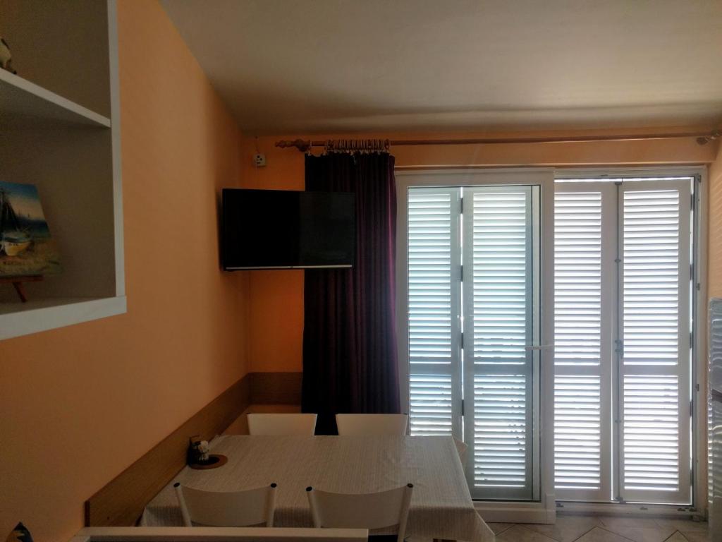 Televízia a/alebo spoločenská miestnosť v ubytovaní Bosi i Goli
