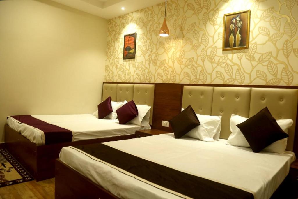 una habitación de hotel con 2 camas en una habitación en Pyrenees Homestay, en Agra