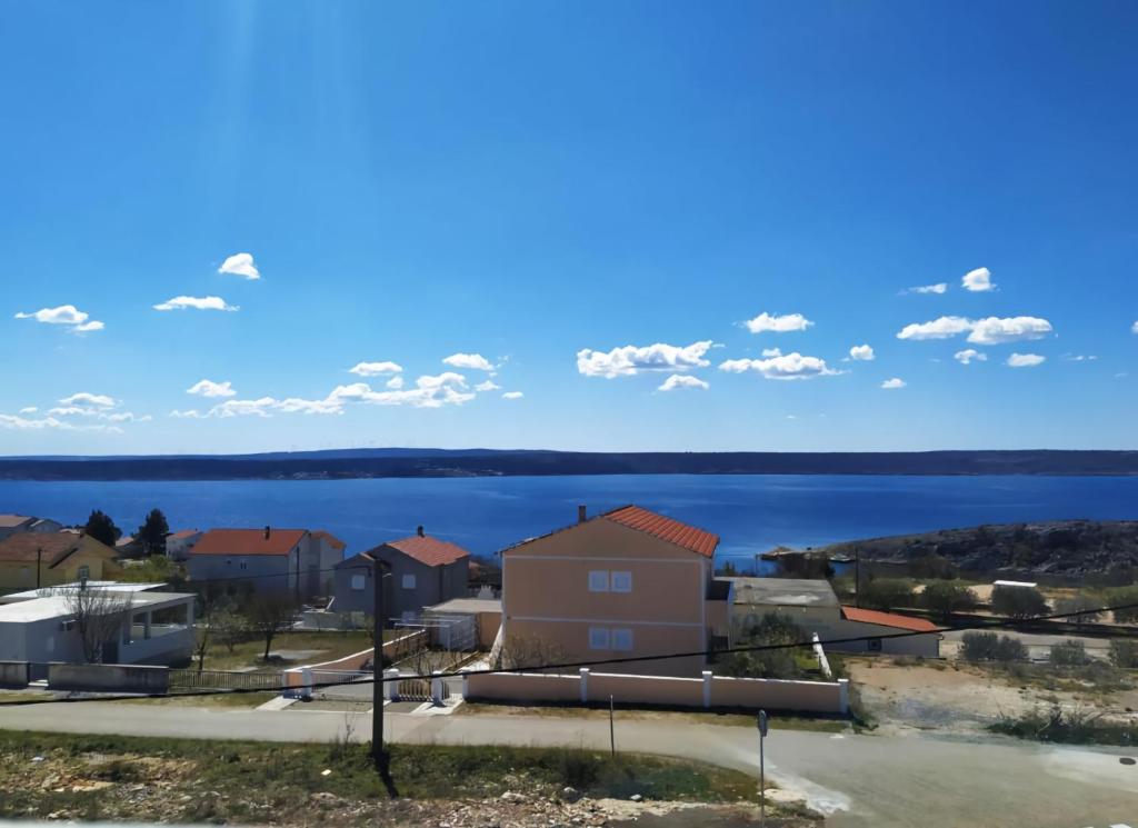 vista su una città con una cassa d'acqua di Apartments Maruna a Maslenica