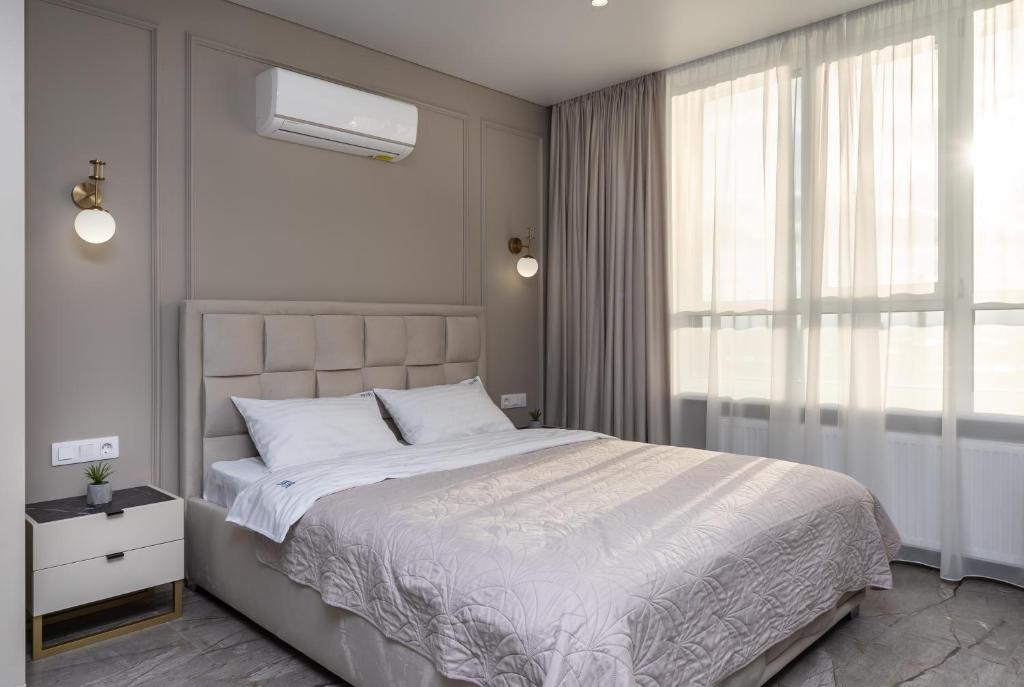 Ένα ή περισσότερα κρεβάτια σε δωμάτιο στο FlatRent Olympic Park, метро Бориспільська поруч!