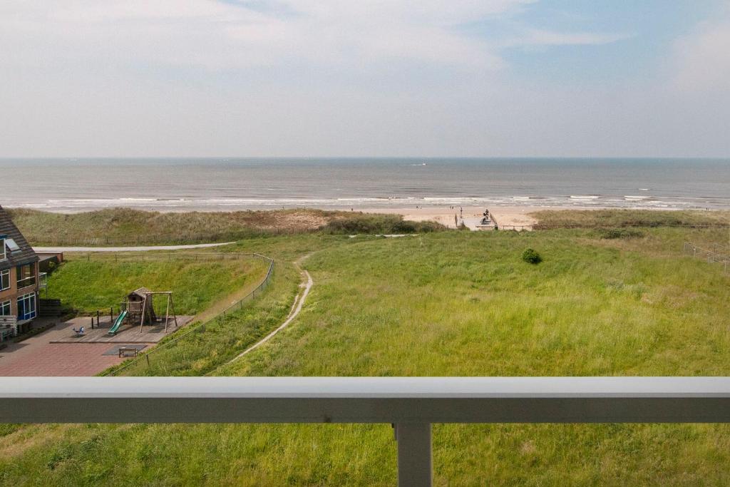 desde el balcón con vistas a la playa en The Lookout, en Egmond aan Zee