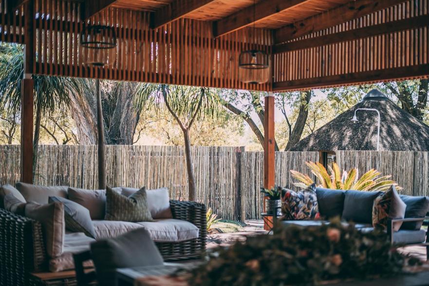 Istumisnurk majutusasutuses Tshikwalo Game Lodge