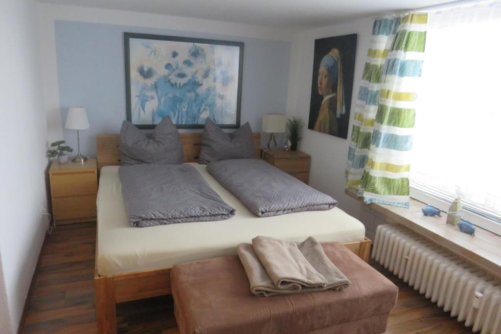 um quarto com uma cama grande e uma janela em Ferienwohnung mit Terrasse in Schellhorn em Schellhorn