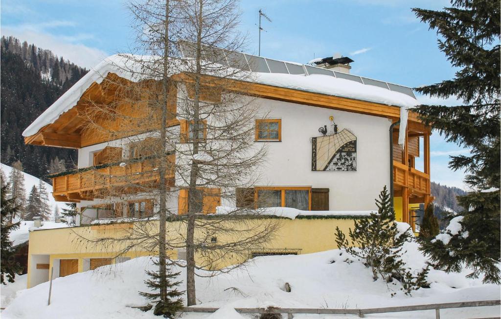 Una casa en la nieve con nieve en Amazing Apartment In Obernberg With 3 Bedrooms And Wifi, en Obernberg am Brenner