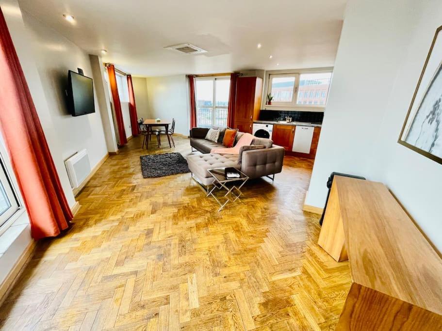 Leeds City Centre Penthouse w/ Wrap round Balcony, Leeds (updated