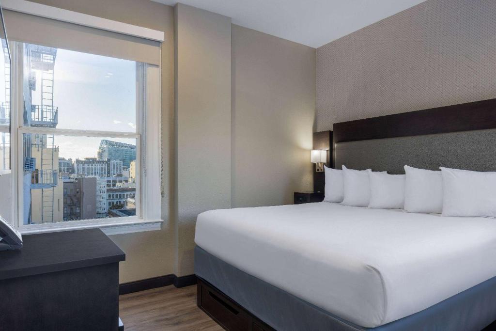 Postel nebo postele na pokoji v ubytování Super 8 by Wyndham San Francisco/Union Square Area