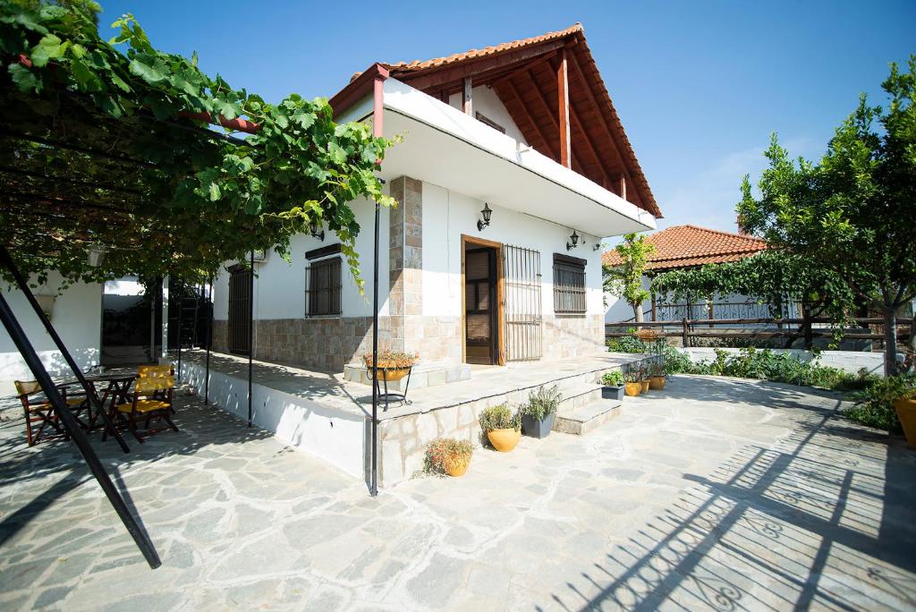 a house with a courtyard in front of it at Dorothy's house in Nea Plagia