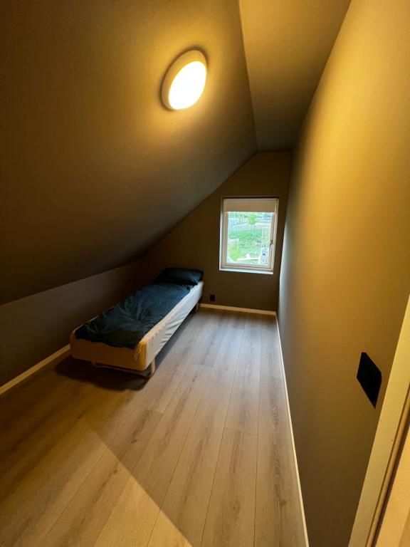 a bedroom with a bed and a window at Nytt hus i rolig familiestrøk in Verdal