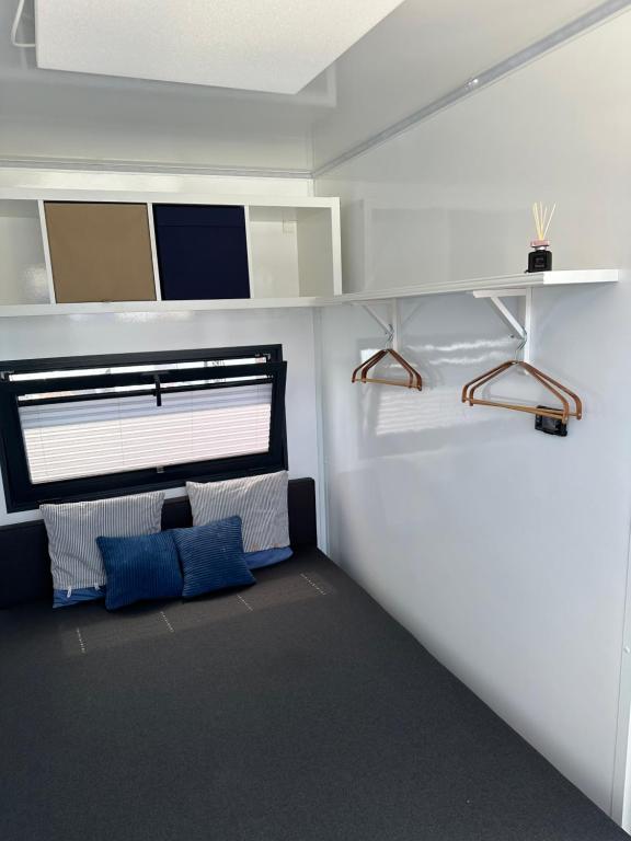 Cette chambre comprend un lit avec des oreillers bleus. dans l'établissement Premium Hausboot Trave Traum, à Lübeck