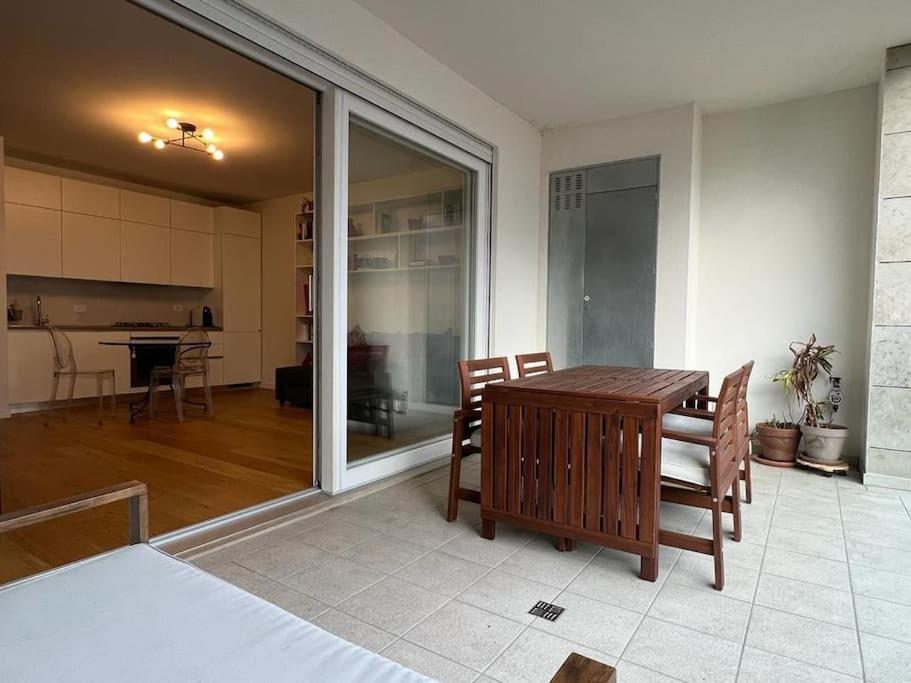 a kitchen and dining room with a table and chairs at Casa degli Ori by the city in Prato