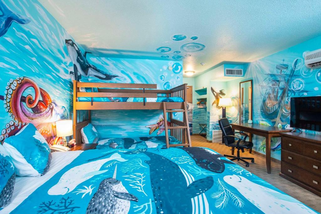 Postel nebo postele na pokoji v ubytování Quality Inn & Suites