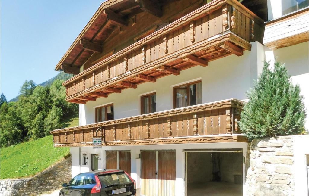 una casa con balcones de madera y un coche aparcado delante en Cozy Home In Kappl With House A Mountain View en Kappl