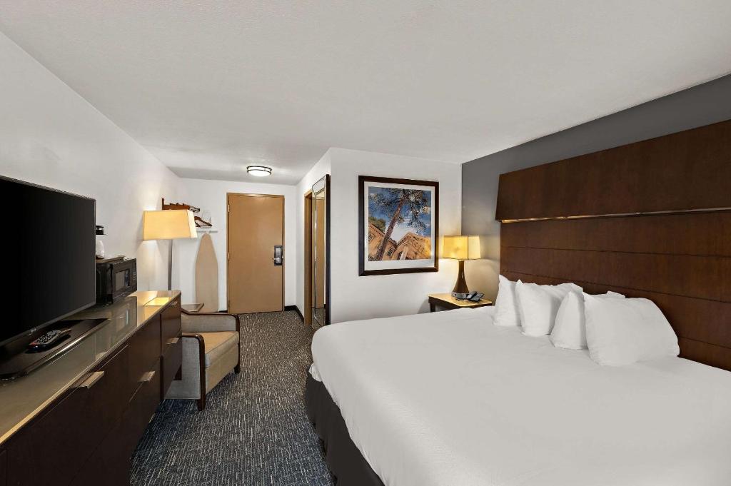 Habitación de hotel con cama grande y TV de pantalla plana. en Quality Inn & Suites en Caribou