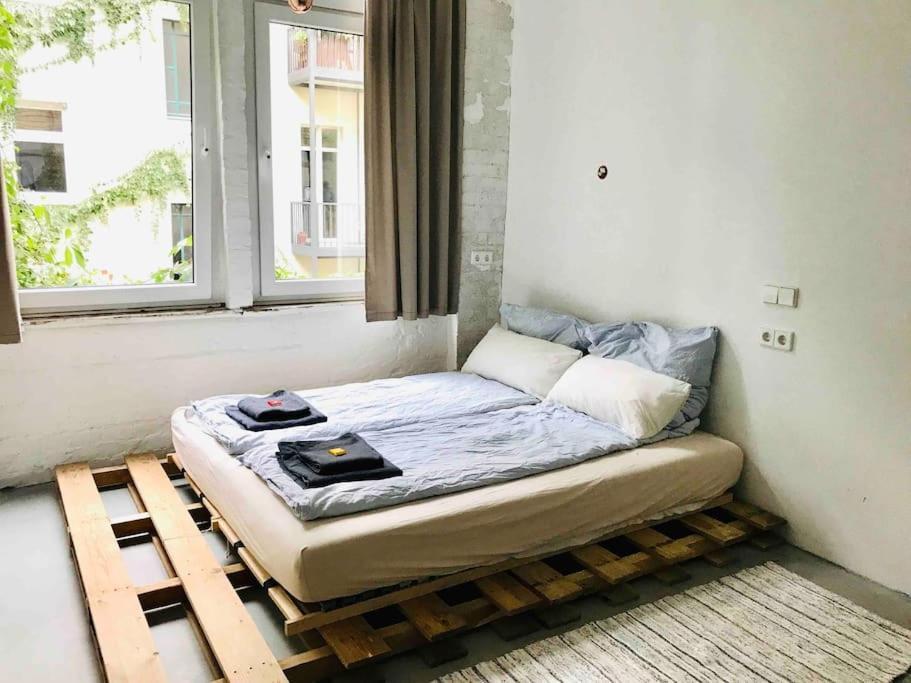 Een bed of bedden in een kamer bij Small Cozy one room apartment in old Berlin factory