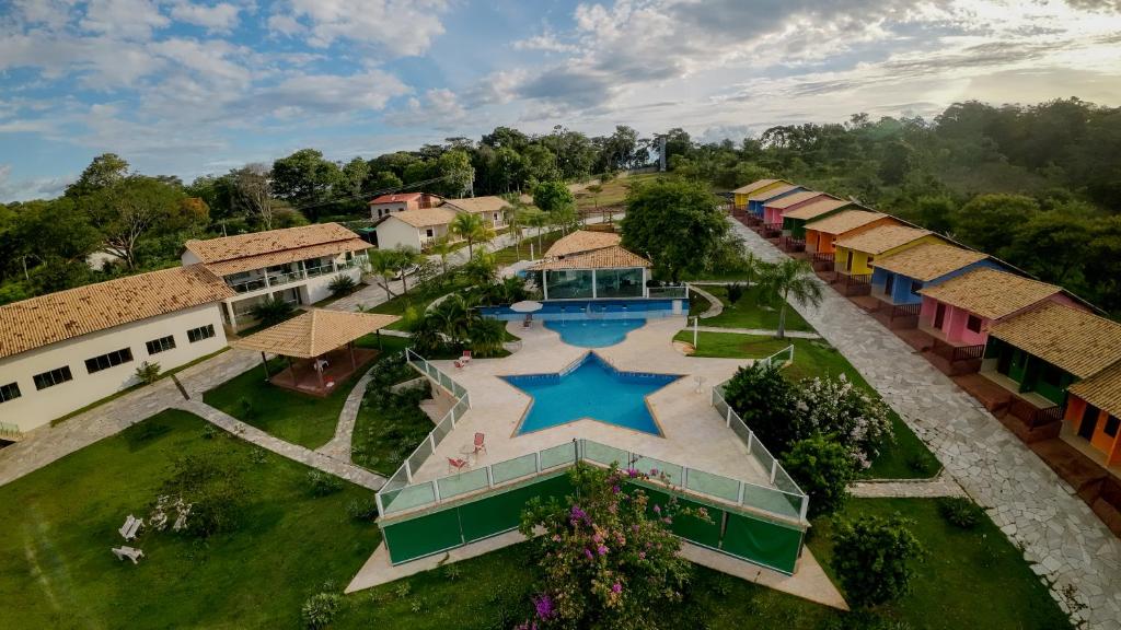 una vista aérea de un complejo con piscina en Pousada Luna Zen, en Pirenópolis