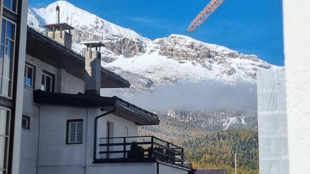 un edificio con vistas a una montaña nevada en Studio Apartment Ariston in centro a Cortina en Cortina dʼAmpezzo