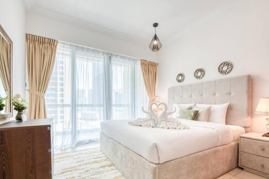 - une chambre avec un grand lit et une poupée dans l'établissement Lovely 1 bedroom apartment for vacations, à Dubaï