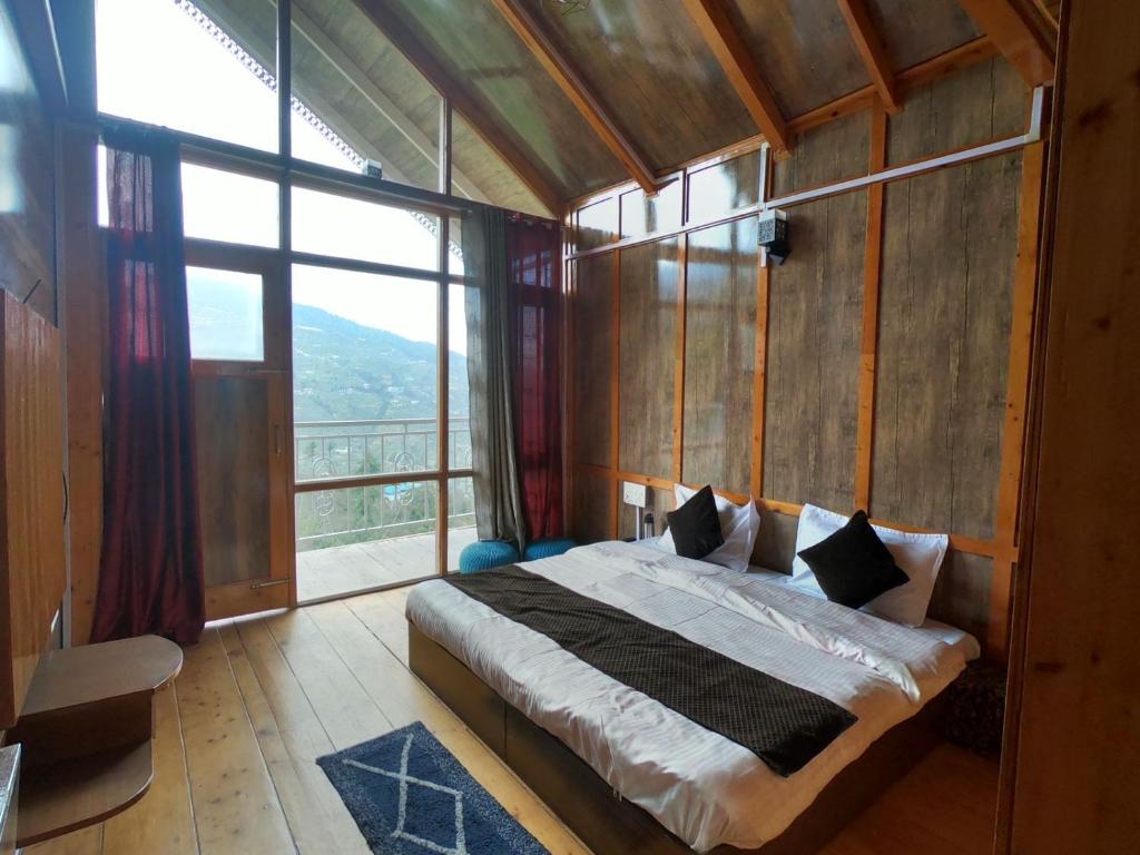 1 dormitorio con 1 cama en una habitación con ventana en Hotel Mountaineers Saga, en Nārkanda